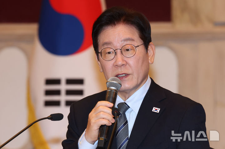 李 대통령 "이재명·민주당 관련 되면 왜 항소 안하나 비난…중립성 벗어난 것"