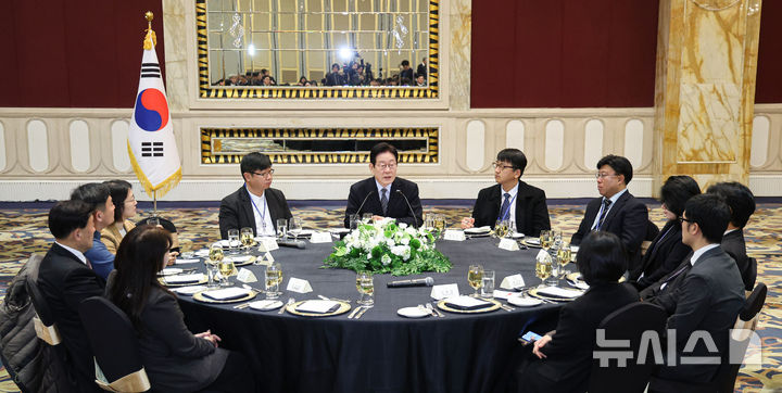 [상하이=뉴시스] 최동준 기자 = 중국을 국빈 방문 중인 이재명 대통령이 7일(현지 시간) 상하이 한 호텔에서 열린 순방 기자단 오찬 간담회에서 발언하고 있다. 2026.01.07. photocdj@newsis.com