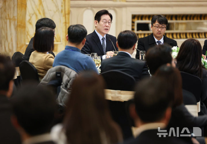 [상하이=뉴시스] 최동준 기자 = 중국을 국빈 방문 중인 이재명 대통령이 7일(현지 시간) 상하이 한 호텔에서 열린 순방 기자단 오찬 간담회에서 발언하고 있다. 2026.01.07. photocdj@newsis.com