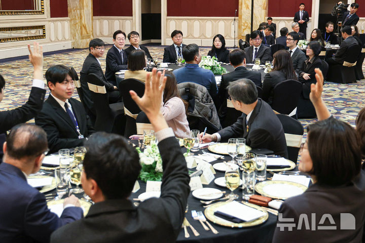 [상하이=뉴시스] 최동준 기자 = 중국을 국빈 방문 중인 이재명 대통령이 7일(현지 시간) 상하이 한 호텔에서 열린 순방 기자단 오찬 간담회에서 기자 질문을 받고 있다. 2026.01.07. photocdj@newsis.com