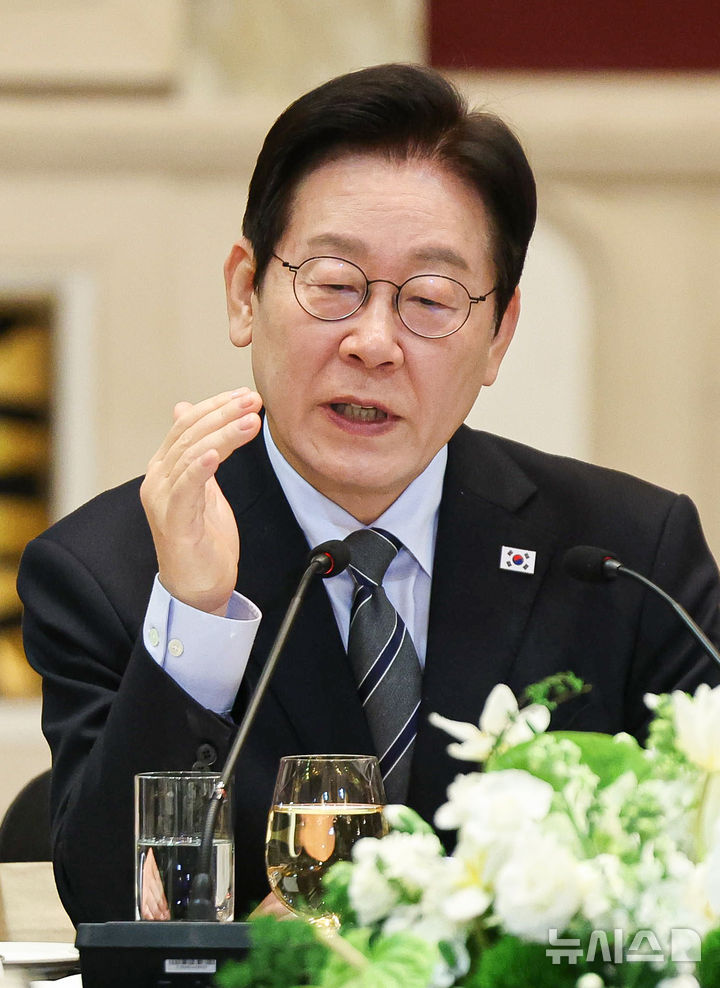 [상하이=뉴시스] 최동준 기자 = 중국을 국빈 방문 중인 이재명 대통령이 7일(현지 시간) 상하이 한 호텔에서 열린 순방 기자단 오찬 간담회에서 발언하고 있다. 2026.01.07. photocdj@newsis.com