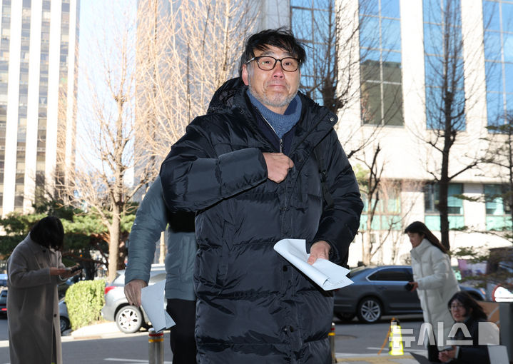 [서울=뉴시스] 황준선 기자 = 김병기 전 더불어민주당 원내대표를 청탁금지법 위반 등 혐의로 고발한 김순환 서민민생대책위원회 사무총장이 7일 오후 서울 마포구 서울경찰청 공공범죄수사대에서 열린 고발인 조사에 출석하고 있다. 2026.01.07. hwang@newsis.com