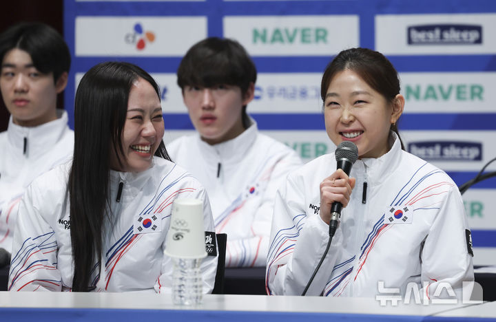 [진천=뉴시스] 김근수 기자 = 스피드스케이팅 국가대표 김민선이 7일 충북 진천 국가대표선수촌에서 열린 밀라노코르티나 동계올림픽 D-30 미디어데이에서 취재진 질문에 답하고 있다. 2026.01.07. ks@newsis.com