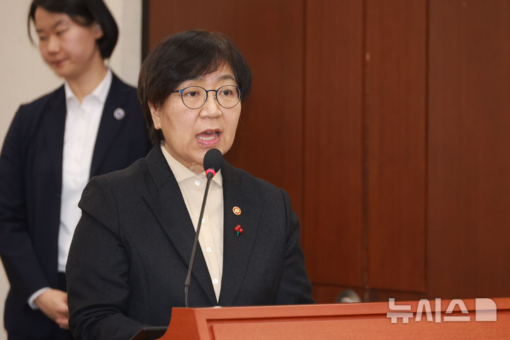 [서울=뉴시스] 고승민 기자 = 정은경 보건복지부 장관이 지난달 7일 서울 여의도 국회에서 열린 보건복지위원회 전체회의에서 법안 통과에 대한 감사인사를 하고 있는 모습. 2026.01.07. kkssmm99@newsis.com