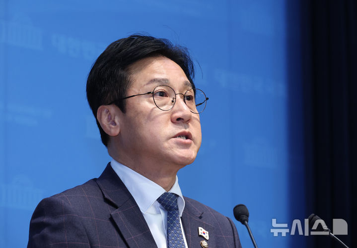 [서울=뉴시스] 김금보 기자 = 신영대 더불어민주당 의원이 지난 7일 오전 서울 여의도 국회 소통관에서 공직선거법 위반 혐의로 기소된 자신의 전직 선거사무장 강 모 씨에 대한 대법원 상고심 선고를 하루 앞두고 기자회견을 하고 있다. 선거법에 따르면 강 모 씨가 징역형 또는 3백만 원 이상의 벌금형을 받을 경우 신 의원은 의원직을 상실하게 된다. 2026.01.07. kgb@newsis.com