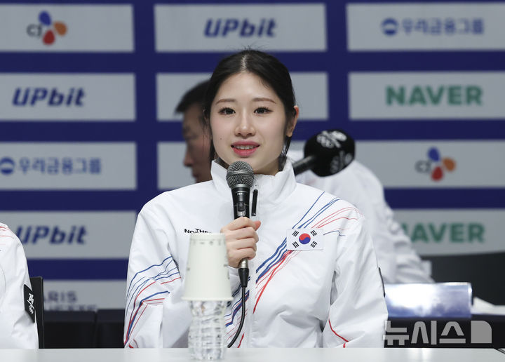 [진천=뉴시스] 김근수 기자 = 피겨 이해인이 7일 충북 진천 국가대표선수촌에서 열린 밀라노코르티나 동계올림픽 D-30 미디어데이에서 취재진 질문에 답하고 있다. 2026.01.07. ks@newsis.com