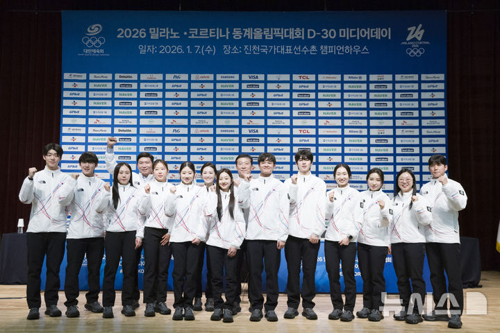[진천=뉴시스] 김근수 기자 = 유승민 대한체육회장을 비롯한 선수들이 7일 충북 진천 국가대표선수촌에서 열린 밀라노코르티나 동계올림픽 D-30 미디어데이에서 기념촬영하고 있다. 2026.01.07. ks@newsis.com
