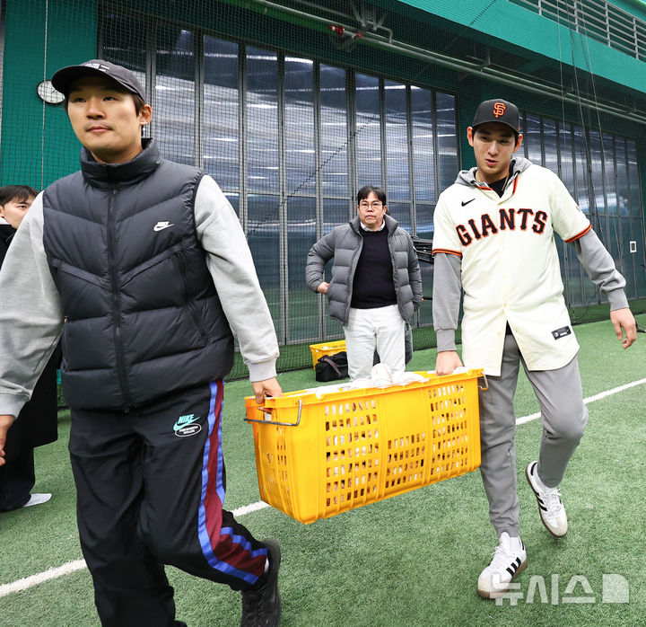 [이천=뉴시스] 최진석 기자 = 샌프란시스코 자이언츠 이정후가 7일 오후 경기 이천 LG 챔피언스파크에서 열린 샌프란시스코 자이언츠 야구 클리닉에서 볼박스를 옮기고 있다. 2026.01.07. myjs@newsis.com