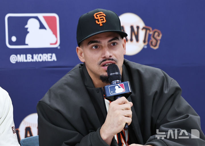[이천=뉴시스] 최진석 기자 = 샌프란시스코 자이언츠 윌리 아다메스가 7일 오후 경기 이천 LG 챔피언스파크에서 열린 샌프란시스코 자이언츠 공식 기자회견에서 발언하고 있다. 2026.01.07. myjs@newsis.com