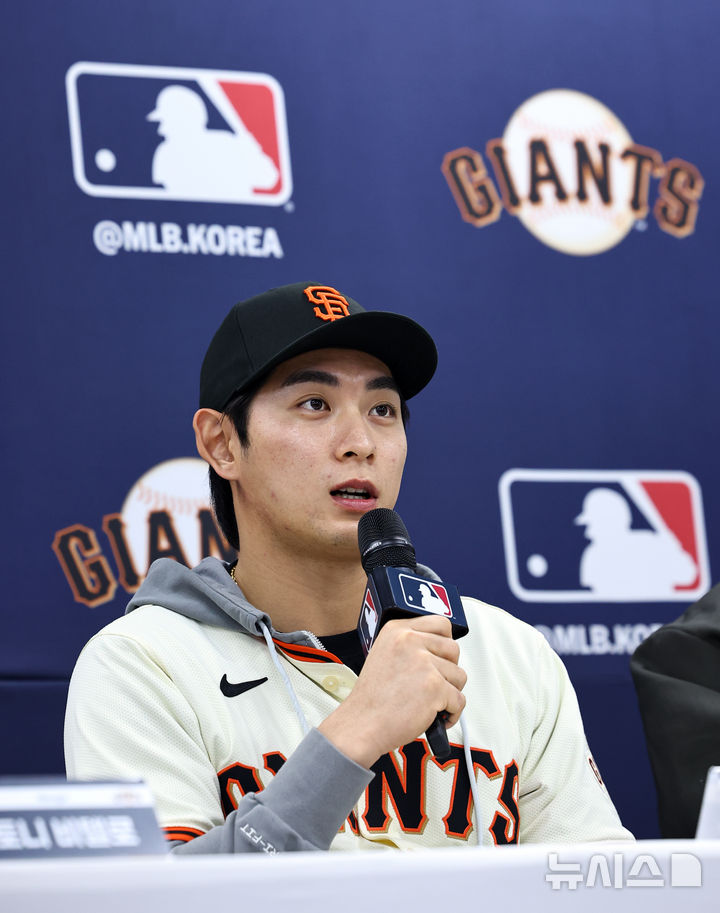 [이천=뉴시스] 최진석 기자 = 샌프란시스코 자이언츠 이정후가 7일 오후 경기 이천 LG 챔피언스파크에서 열린 샌프란시스코 자이언츠 공식 기자회견에서 발언하고 있다 . 2026.01.07. myjs@newsis.com