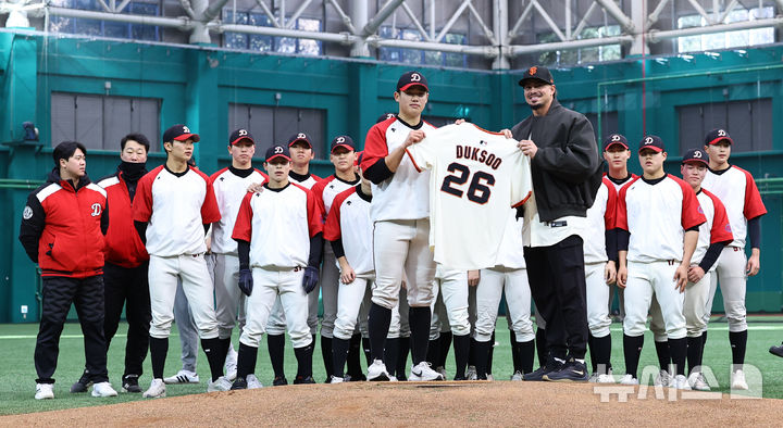 [이천=뉴시스] 최진석 기자 = 샌프란시스코 자이언츠 윌리 아다메스가 7일 오후 경기 이천 LG 챔피언스파크에서 열린 샌프란시스코 자이언츠 야구 클리닉에 앞서 덕수고 야구부에 유니폼을 전달하며 기념촬영하고 있다. 2026.01.07. myjs@newsis.com