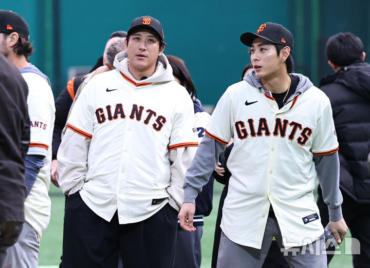 [이천=뉴시스] 최진석 기자 = 샌프란시스코 자이언츠 이정후가 7일 오후 경기 이천 LG 챔피언스파크에서 열린 샌프란시스코 자이언츠 야구 클리닉에 앞서 은퇴한 황재균과 대화를 나누고 있다. 2026.01.07. myjs@newsis.com
