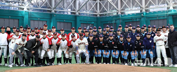 [이천=뉴시스] 최진석 기자 = 샌프란시스코 자이언츠 이정후와 윌리 아다메스, 토니 비텔로 감독이 7일 오후 경기 이천 LG 챔피언스파크에서 열린 샌프란시스코 자이언츠 야구 클리닉에 앞서 덕수고, 휘문고 선수들과 기념촬영하고 있다. 2026.01.07. myjs@newsis.com