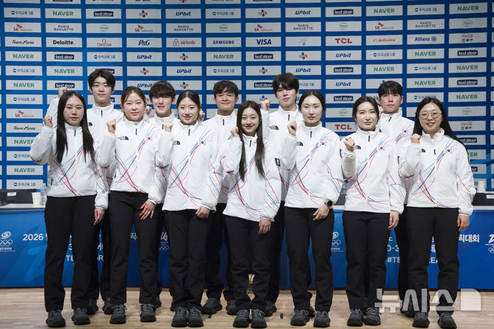 [진천=뉴시스] 김근수 기자 = 쇼트트랙 최민정을 비롯한 선수들이 7일 충북 진천 국가대표선수촌에서 열린 밀라노코르티나 동계올림픽 D-30 미디어데이에서 기념촬영하고 있다. 2026.01.07. ks@newsis.com