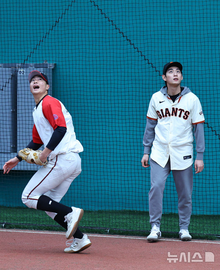 [이천=뉴시스] 최진석 기자 = 샌프란시스코 자이언츠 이정후가 7일 오후 경기 이천 LG 챔피언스파크에서 열린 샌프란시스코 자이언츠 야구 클리닉에서 휘문고와 덕수고 선수들의 훈련을 살펴보고 있다. 2026.01.07. myjs@newsis.com