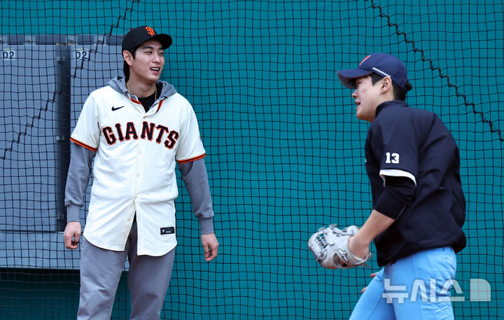 [이천=뉴시스] 최진석 기자 = 샌프란시스코 자이언츠 이정후가 7일 오후 경기 이천 LG 챔피언스파크에서 열린 샌프란시스코 자이언츠 야구 클리닉에서 휘문고와 덕수고 선수들의 훈련을 살펴보고 있다. 2026.01.07. myjs@newsis.com
