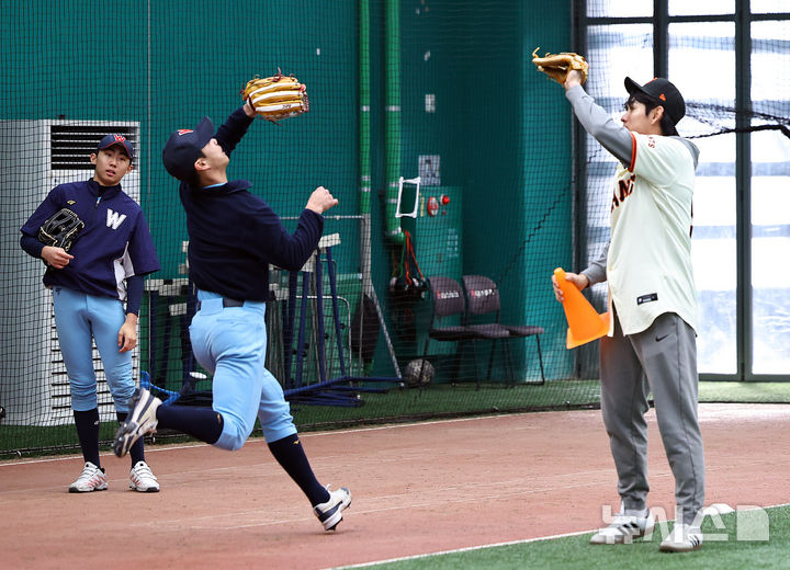 [이천=뉴시스] 최진석 기자 = 샌프란시스코 자이언츠 이정후가 7일 오후 경기 이천 LG 챔피언스파크에서 열린 샌프란시스코 자이언츠 야구 클리닉에서 휘문고와 덕수고 선수들의 훈련을 살펴보고 있다. 2026.01.07. myjs@newsis.com