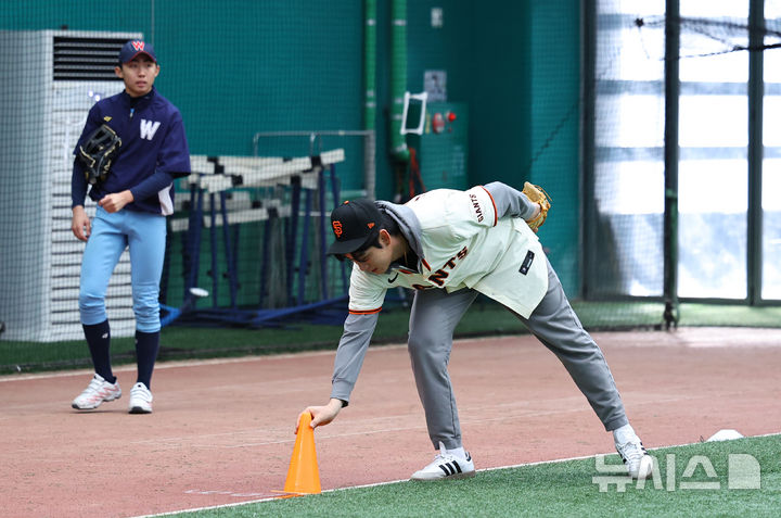 [이천=뉴시스] 최진석 기자 = 샌프란시스코 자이언츠 이정후가 7일 오후 경기 이천 LG 챔피언스파크에서 열린 샌프란시스코 자이언츠 야구 클리닉에서 훈련 도구를 정리하고 있다. 2026.01.07. myjs@newsis.com