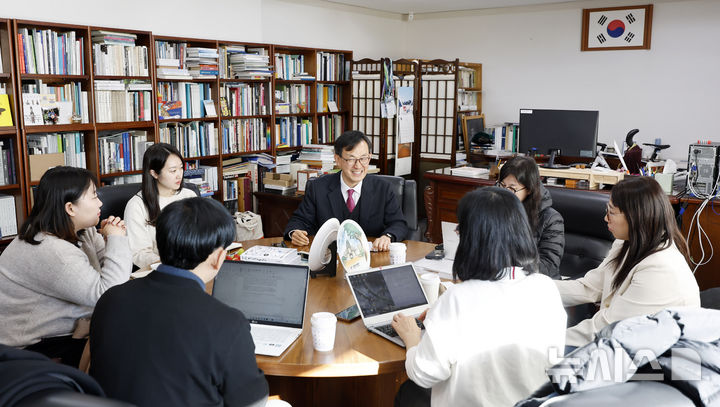 [서울=뉴시스] 김혜진 기자 = 장상훈 국립민속박물관장이 지난 7일 오후 서울 종로구 국립민속박물관에서 라운드 인터뷰를 하고 있다. 2026.01.13. jini@newsis.com