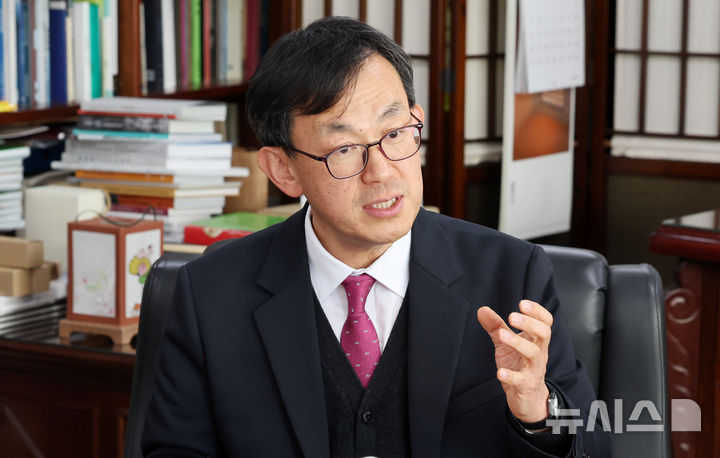 [서울=뉴시스] 김혜진 기자 = 장상훈 국립민속박물관장이 지난 7일 오후 서울 종로구 국립민속박물관에서 라운드 인터뷰를 하고 있다. 2026.01.13. jini@newsis.com