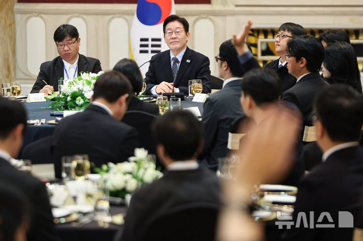 [상하이=뉴시스] 최동준 기자 = 중국을 국빈 방문 중인 이재명 대통령이 7일(현지 시간) 상하이 한 호텔에서 열린 순방 기자단 오찬 간담회에서 기자 질문을 받고 있다. 2026.01.07. photocdj@newsis.com