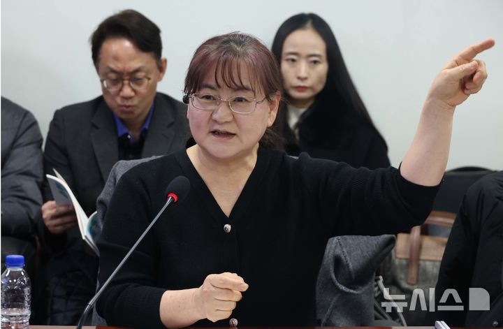 [서울=뉴시스] 조성봉 기자 = '학교폭력 재판 노쇼' 사건으로 유족들이 권경애 변호사를 상대로 낸 손해배상 청구 소송의 파기환송심이 다음 달 15일에 시작된다. 사진은 유족 이기철 씨가 지난 1월 7일 오전 서울 여의도 국회 의원회관 간담회의실에서 열린 ‘학교폭력 대책, 올바른 방향은? 2026 피해중심 학교폭력 정책토론회’에서 발제를 하고 있는 모습. 2026.06.22. suncho21@newsis.com