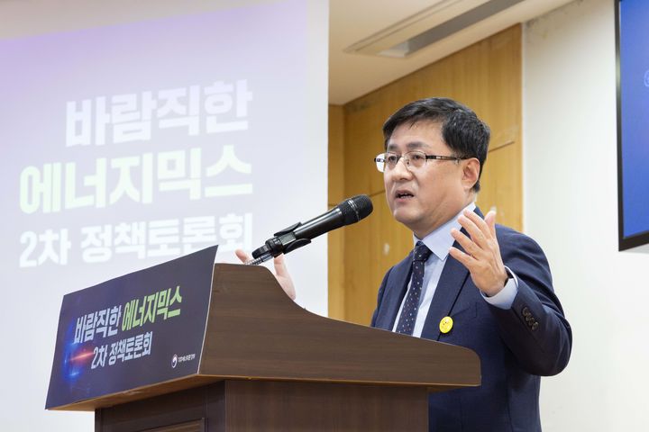 [서울=뉴시스] 김성환 기후에너지환경부 장관이 7일 서울 여의도 국회 의원회관에서 열린 바람직한 에너지믹스 2차 정책토론회에 참석해 인사말을 하고 있다. (사진=기후에너지환경부 제공) 2026.01.07. photo@newsis.com *재판매 및 DB 금지