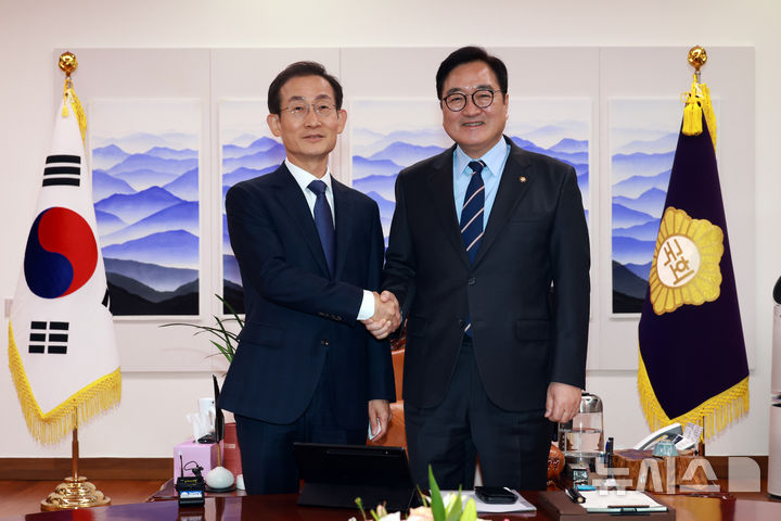 [서울=뉴시스] 고승민 기자 = 우원식 국회의장이 7일 서울 여의도 국회에서 김호철 감사원장을 접견, 기념촬영하고 있다. 2026.01.07. kkssmm99@newsis.com