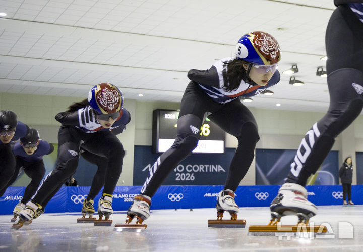 [진천=뉴시스] 김근수 기자 = 쇼트트랙 최민정과 김길리를 비롯한 선수들이 7일 충북 진천 국가대표선수촌에서 열린 밀라노코르티나 동계올림픽 D-30 미디어데이에서 훈련을 하고 있다. 2026.01.07. ks@newsis.com