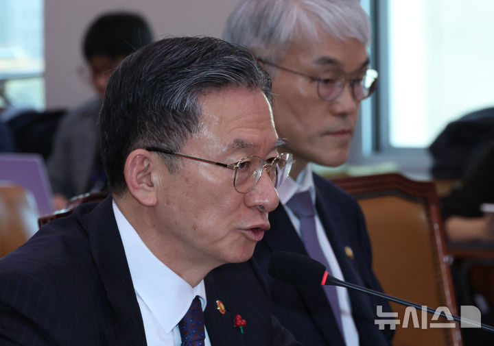 [서울=뉴시스] 김금보 기자 = 정성호 법무부 장관이 7일 오후 서울 여의도 국회에서 열린 법제사법위원회 전체회의에서 의원 질의에 답변을 하고 있다. 2026.01.07. kgb@newsis.com