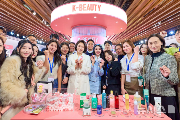[상하이=뉴시스] 최동준 기자 = 김혜경 여사가 7일(현지 시간) 상하이 푸싱아트센터에서 열린 K-뷰티행사를 방문해 참석자들과 기념촬영을 하고 있다. (공동취재) 2026.01.07. photocdj@newsis.com