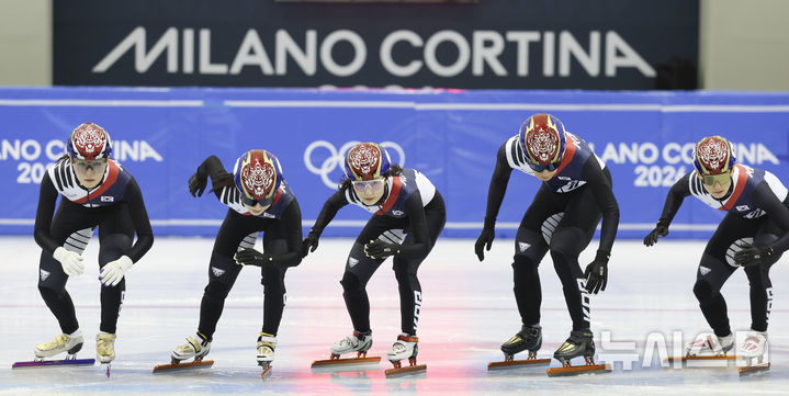 [진천=뉴시스] 김근수 기자 = 쇼트트랙 대표팀 선수들이 7일 충북 진천 국가대표선수촌에서 열린 밀라노코르티나 동계올림픽 D-30 미디어데이에서 포즈를 취하고 있다. 2026.01.07. ks@newsis.com