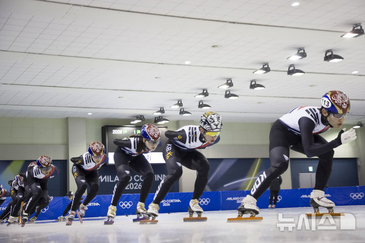 [진천=뉴시스] 김근수 기자 = 쇼트트랙 대표팀 선수들이 7일 충북 진천 국가대표선수촌에서 열린 밀라노코르티나 동계올림픽 D-30 미디어데이에서 훈련을 하고 있다. 2026.01.07. ks@newsis.com