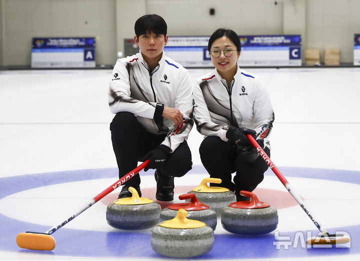 [진천=뉴시스] 김근수 기자 = 컬링 믹스더블 김선영과 정영석이 7일 충북 진천 국가대표선수촌에서 열린 밀라노코르티나 동계올림픽 D-30 미디어데이에서 포즈를 취하고 있다. 2026.01.07. ks@newsis.com