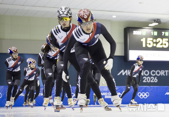 [진천=뉴시스] 김근수 기자 = 쇼트트랙 대표팀 선수들이 7일 충북 진천 국가대표선수촌에서 열린 밀라노코르티나 동계올림픽 D-30 미디어데이에서 훈련을 하고 있다. 2026.01.07. ks@newsis.com