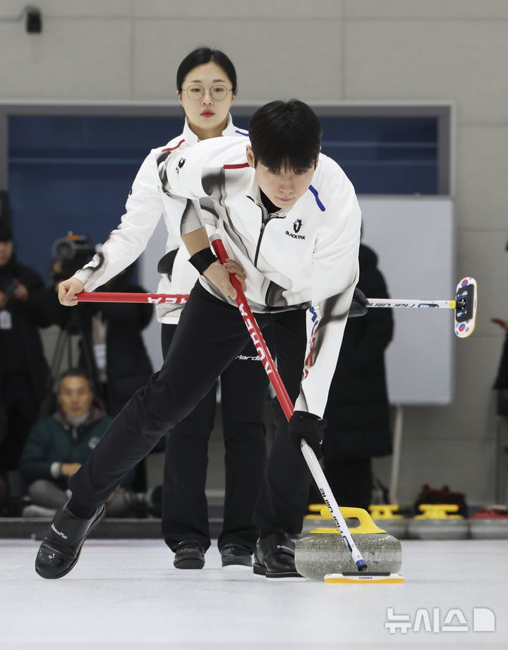 [진천=뉴시스] 김근수 기자 = 컬링 믹스더블 대표팀 김선영과 정영석이 7일 충북 진천 국가대표선수촌에서 열린 밀라노코르티나 동계올림픽 D-30 미디어데이에서 훈련하고 있다. 2026.01.07. ks@newsis.com