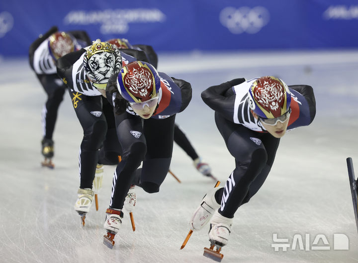[진천=뉴시스] 김근수 기자 = 쇼트트랙 최민정과 대표팀 선수들이 7일 충북 진천 국가대표선수촌에서 열린 밀라노코르티나 동계올림픽 D-30 미디어데이에서 훈련하고 있다. 2026.01.07. ks@newsis.com