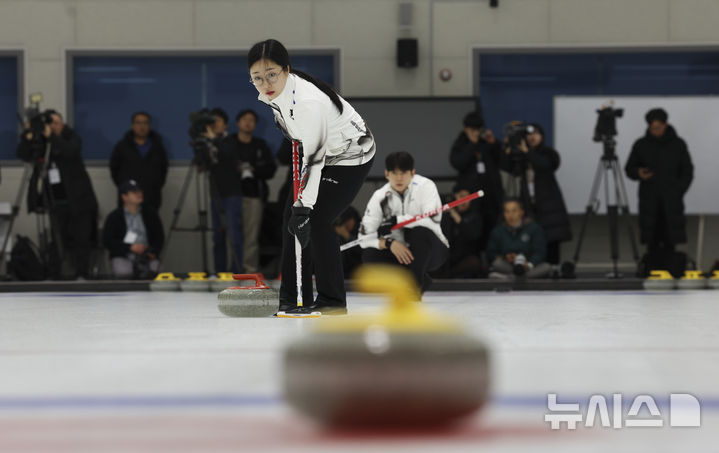 [진천=뉴시스] 김근수 기자 = 컬링 믹스더블 대표팀 김선영과 정영석이 7일 충북 진천 국가대표선수촌에서 열린 밀라노코르티나 동계올림픽 D-30 미디어데이에서 훈련하고 있다. 2026.01.07. ks@newsis.com