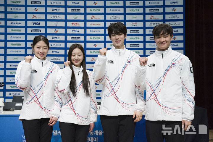 [진천=뉴시스] 김근수 기자 = 피겨 차준환을 비롯한 피겨 대표팀 선수들이 7일 충북 진천 국가대표선수촌에서 열린 밀라노코르티나 동계올림픽 D-30 미디어데이에서 기념촬영하고 있다. 왼쪽부터 이해인, 신지아, 차준환, 김현겸. 2026.01.07. ks@newsis.com