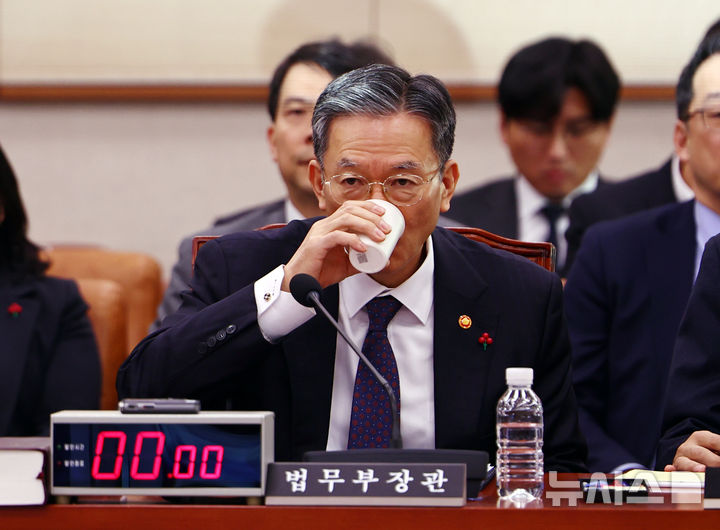 [서울=뉴시스] 김명년 기자 = 정성호 법무부 장관이 7일 오후 서울 여의도 국회 법제사법위원회 전체회의에서 물 마시고 있다. 2026.01.07. kmn@newsis.com