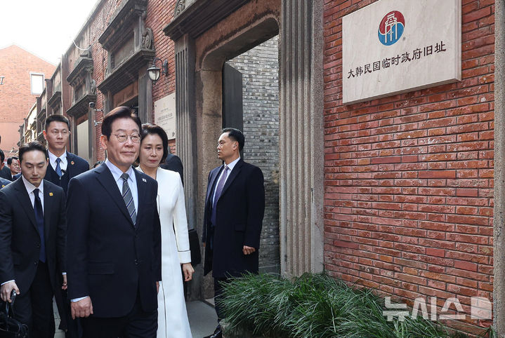 [상하이=뉴시스] 최동준 기자 = 중국을 국빈 방문 중인 이재명 대통령과 김혜경 여사가 7일(현지 시간) 상하이 임시정부청사 기념관에서 열린 대한민국 임시정부 상하이 청사 100주년 기념식에 입장하고 있다. 2026.01.07. photocdj@newsis.com