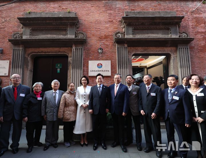 [상하이=뉴시스] 최동준 기자 = 중국을 국빈 방문 중인 이재명 대통령과 김혜경 여사가 7일(현지 시간) 상하이 임시정부청사 기념관에서 열린 대한민국 임시정부 상하이 청사 100주년 기념식에서 참석자들과 기념촬영을 하고 있다. 왼쪽부터 김광릉(김복형 선생의 후손), 저리정(저보성 선생의 후손), 김계생(김택영 선생의 후손), 최위자(최중호 선생의 후손), 김혜경 여사, 이재명 대통령, 천징 상하이시 인민대표대회 상무위원회 부주임, 김장생(김세준 선생의 후손), 소희령(소경화 선생의 후손), 안성진(안치삼 선생의 후손), 주용용(이동화 선생의 후손). 2026.01.07. photocdj@newsis.com