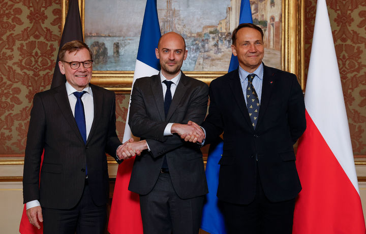 [파리=AP/뉴시스] '바이마르 삼각동맹' 외무장관들은 7일(현지 시간) 프랑스 파리에서 회의하고 미국의 그린란드 야욕에 대한 공동 대응책을 논의했다. 외쪽부터 요한 바데풀 독일 외무장관, 장노엘 바로 프랑스 외무장관, 라도슬라프 시코르스키 폴란드 외무장관. 2026.01.08.