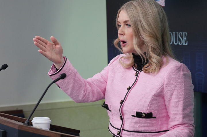 [워싱턴=AP/뉴시스]캐럴라인 레빗 백악관 대변인이 7일(현지 시간) 백악관 정례브리핑에서 답변하고 있다. 2026.01.08.