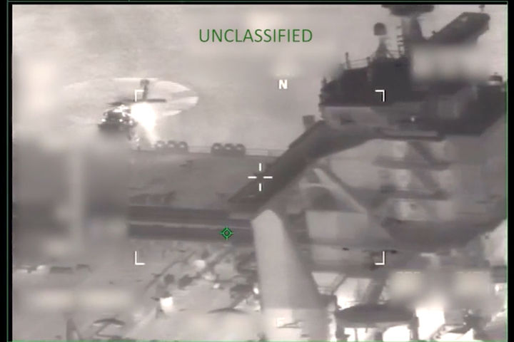 [AP/뉴시스] 미국 국방부가 제공한 영상으로, 미군이 7일(현지 시간) 새벽 카리브해에서 유조선 소피아호에 승선하고 있다. 2026.01.08.