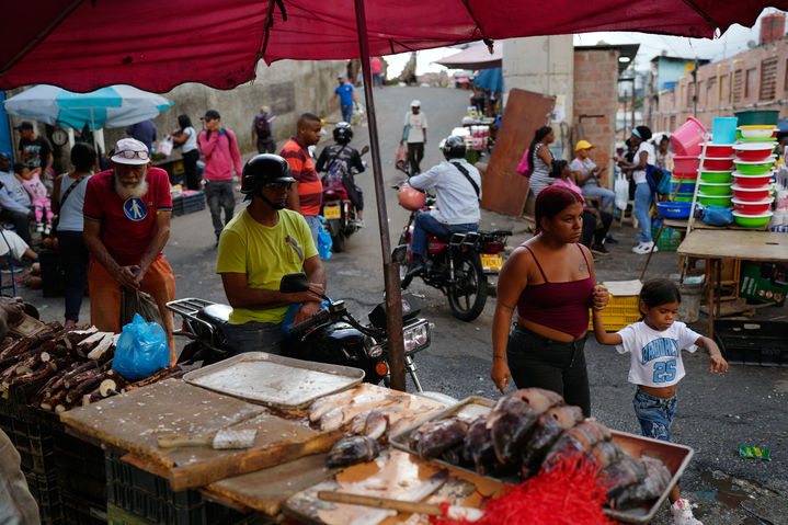 [카라카스=AP/뉴시스] 7일(현지 시간) 베네수엘라 카라카스의 페타레 지역 거리 시장에 상인과 손님들로 붐비고 있다. 베네수엘라 정부 당국은 마두로 전 대통령의 석방을 요구하는 시위를 주도하는 한편 마두로 체포에 환영하는 시민들을 색출 중인 것으로 알려졌다. 2026.01.08.