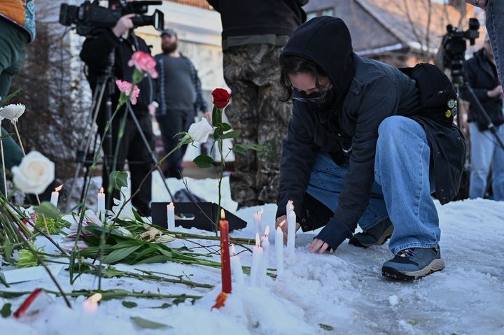 [미니애폴리스=AP/뉴시스] 7일(현지 시간) 미 미네소타주 미니애폴리스에서 이민세관단속국(ICE)을 피해 차량으로 도주하려던 30대 백인 여성이 사살되는 사건이 발생한 가운데 현장을 찾은 추모객이 추모하고 있다. 이날 ICE 요원들이 이민 단속을 벌이던 중 37세 여성 운전자 한 명이 ICE 요원이 쏜 총에 맞아 숨졌다. 국토안보부는 이에 대해 '방어 사격'이라고 했지만, 미니애폴리스 시장은 "경솔하고 무모한 총격"이라며 비난하고 있다. 2026.01.08.