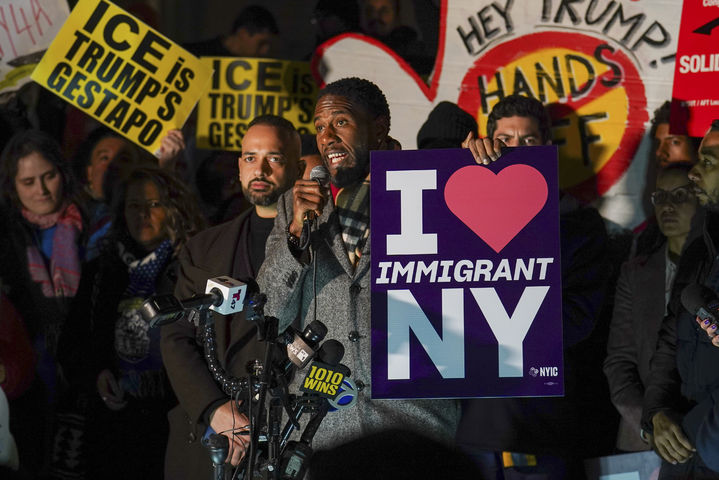 [뉴욕=AP/뉴시스] 지난 7일 미국 뉴욕에서 이날 오전 미네소타주 미니애폴리스에서 연방 이민세관단속국(ICE) 요원에게 총격을 받아 숨진 37세 여성 르네 니콜 굿 사건에 항의하는 시위가 열려 뉴욕시 공공부문 관계자가 발언하고 있다. 지난해 미국을 떠난 이민자가 들어온 이민자보다 많았다는 연구 결과가 나왔다고 13일(현지 시간) WP가 보도했다. 2026.01.14.