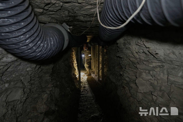 [AP/뉴시스] 2025년 11월 사진으로 레바논과 이스라엘 경계선 인근 지프킨 계곡에서 비 국가 군사조직인 헤즈볼라 무장해제에 나선 레바논 정규군 군인이 헤즈볼라의 산악 터널을 둘러보고 있다