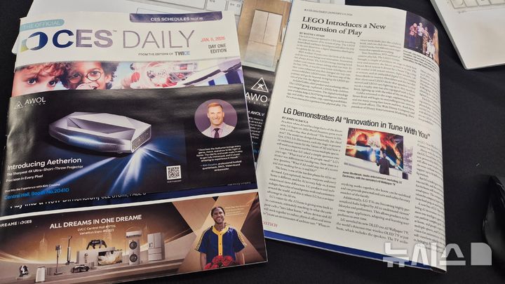 [라스베이거스=뉴시스]이현주 기자 = LG전자가 세계 최대 IT·가전 전시회 CES가 첫날 발행한 공식 매거진 'CES 데일리'의 첫 기사로 소개됐다. 2026.01.08. lovelypsyche@newsis.com